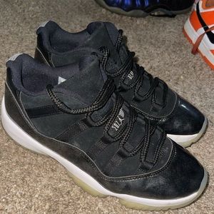 AIR JORDAN XI LOW size 7
BLACK/WHITE